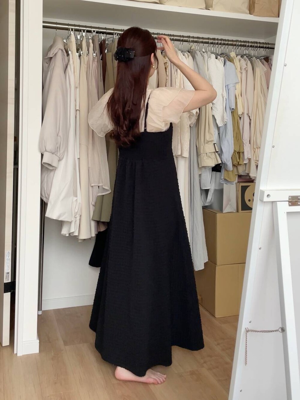 ホワイト系のシャツ/ブラウス、ブラック系のワンピースを着用したレディースの夏コーディネートの2枚目の写真