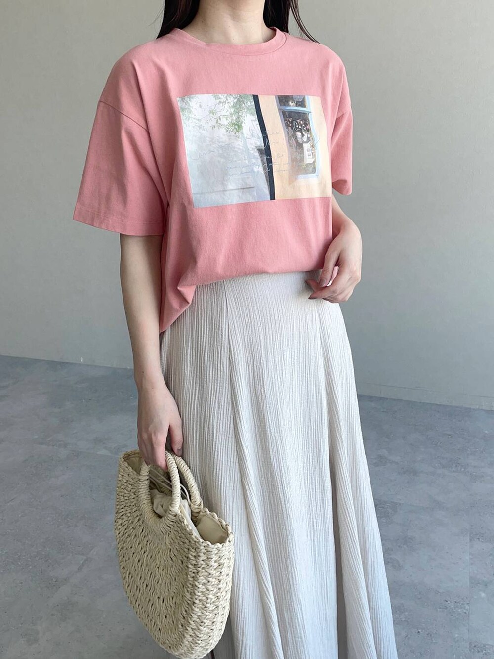 ブラウン系のサンダル、ピンク系のTシャツ/カットソー、ベージュ系のスカートを着用したレディースの春コーディネートの3枚目の写真