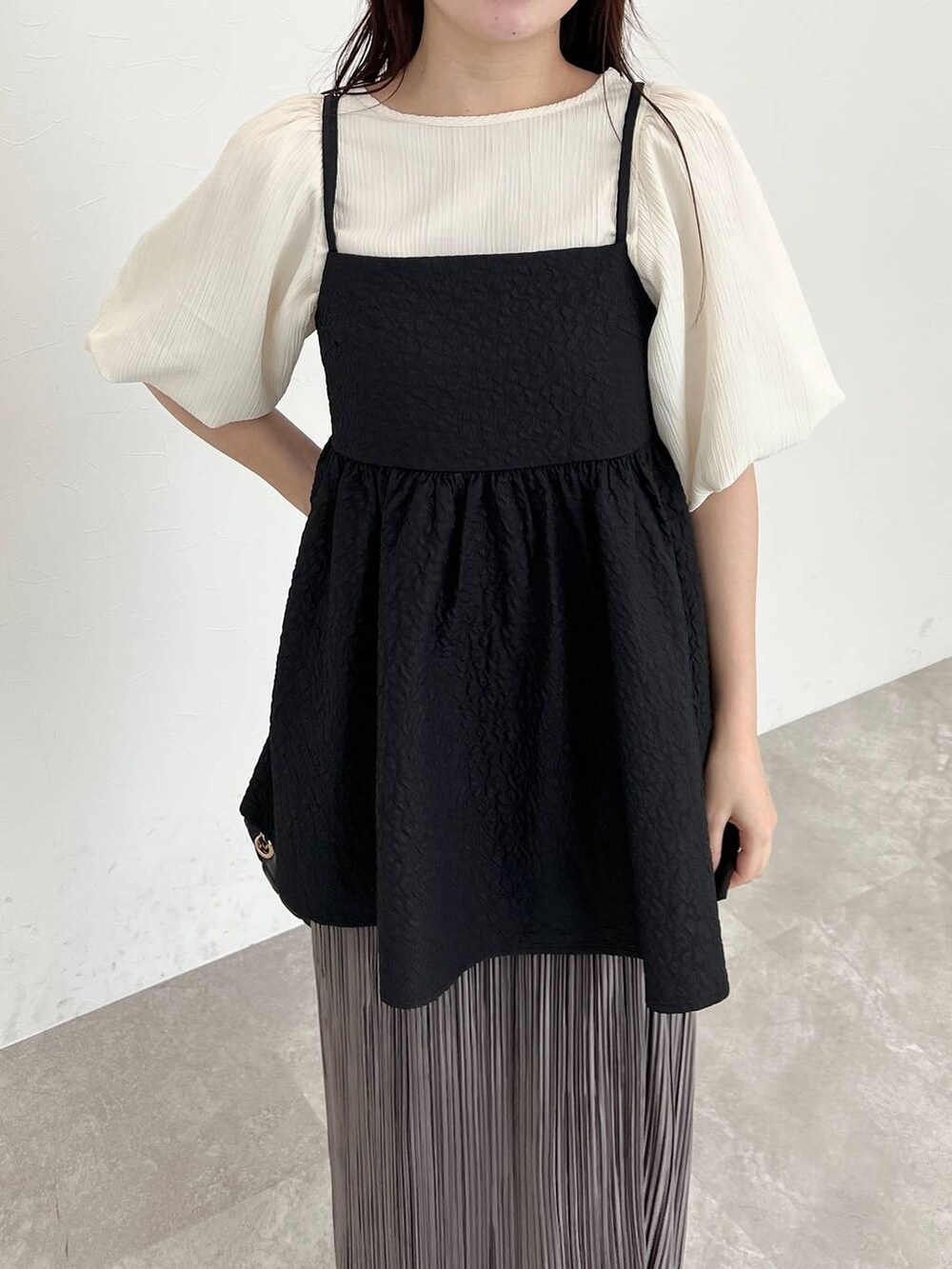 ホワイト系のシャツ/ブラウス、ブラック系のショルダーバッグ、ブラック系のキャミソールを着用したレディースの夏コーディネートの3枚目の写真