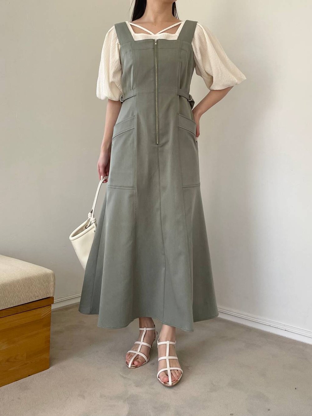 ホワイト系のTシャツ/カットソー、ホワイト系のサンダル、ホワイト系のハンドバッグを着用したレディースの春コーディネートの5枚目の写真