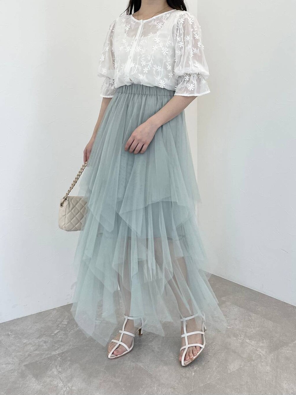 ホワイト系のシャツ/ブラウス、ホワイト系のショルダーバッグ、ホワイト系のタンクトップを着用したレディースの春コーディネートの4枚目の写真