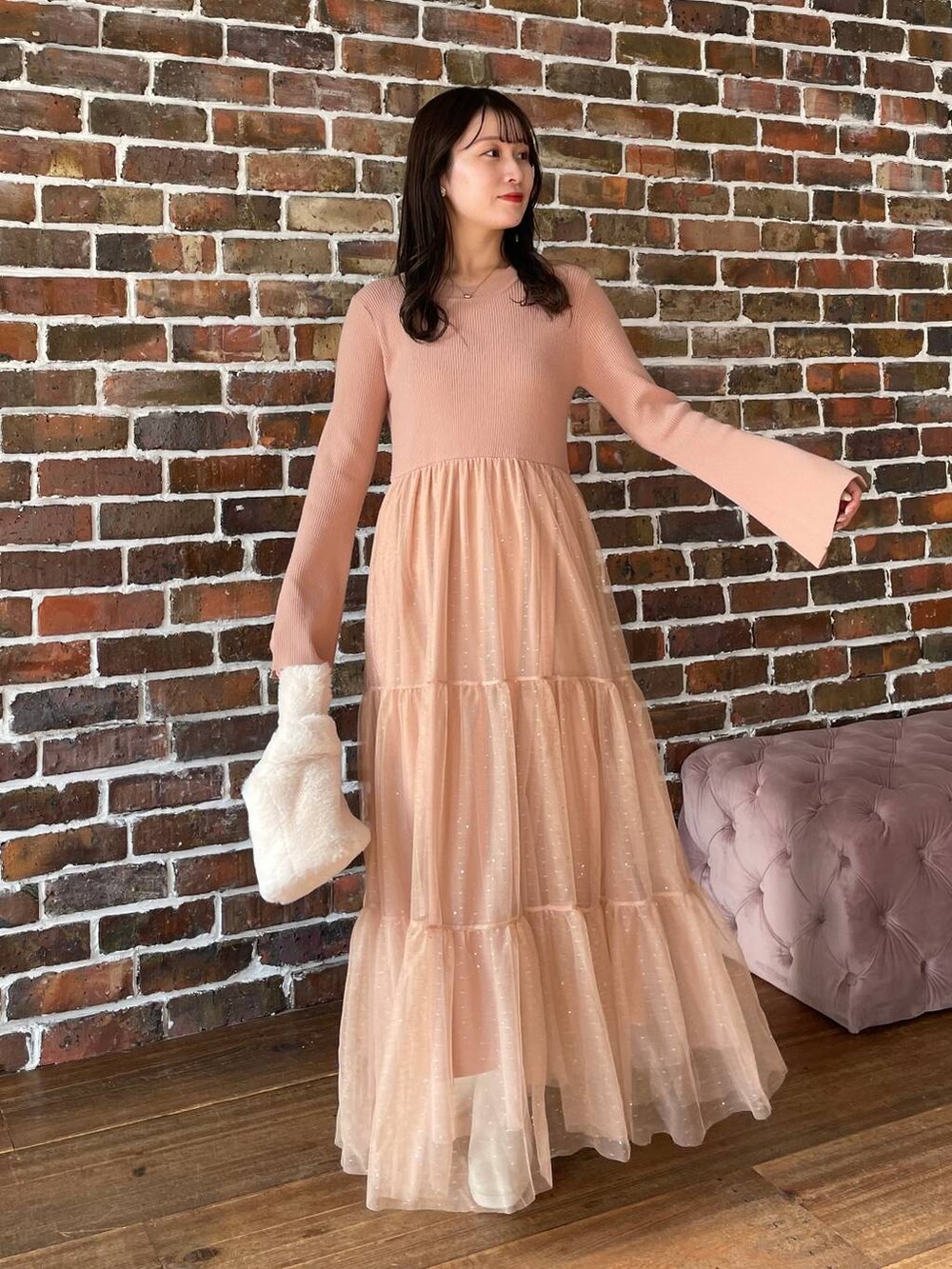 ホワイト系のブーツ、グレー系のカーディガン/ボレロ、ホワイト系のハンドバッグを着用したレディースの秋コーディネートの4枚目の写真