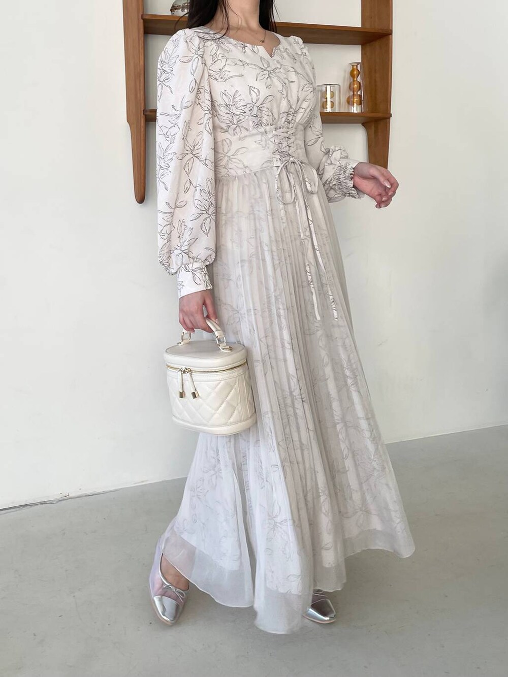 ピンク系のワンピース、ホワイト系のショルダーバッグを着用したレディースの冬コーディネートの4枚目の写真