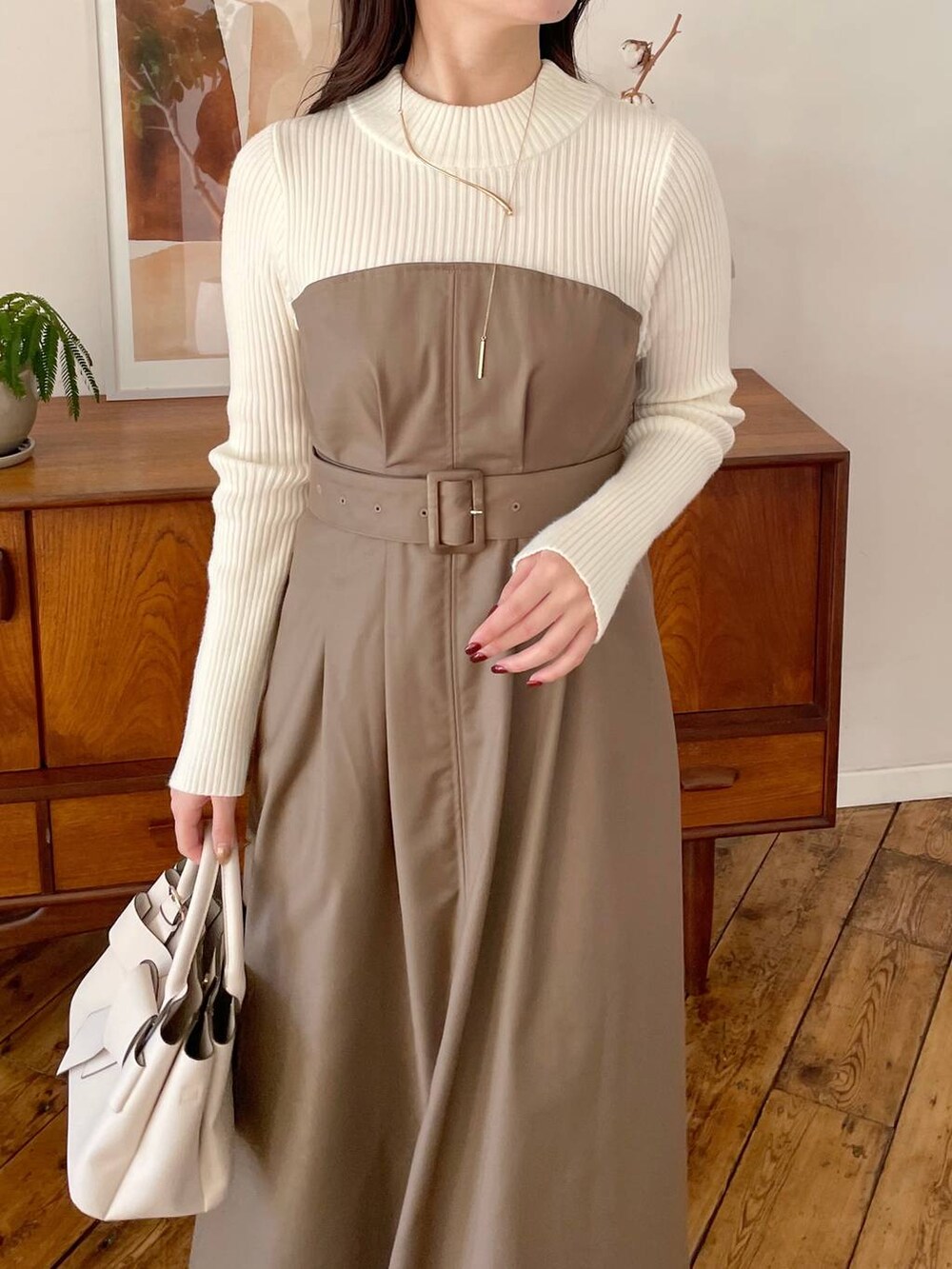 ホワイト系のブーツ、ホワイト系のショルダーバッグ、ホワイト系のテーラードジャケットを着用したレディースの冬コーディネートの5枚目の写真