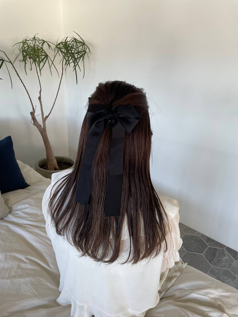 イエロー系のスカート、ホワイト系のシャツ/ブラウス、ホワイト系のショルダーバッグを着用したレディースの冬コーディネートの5枚目の写真