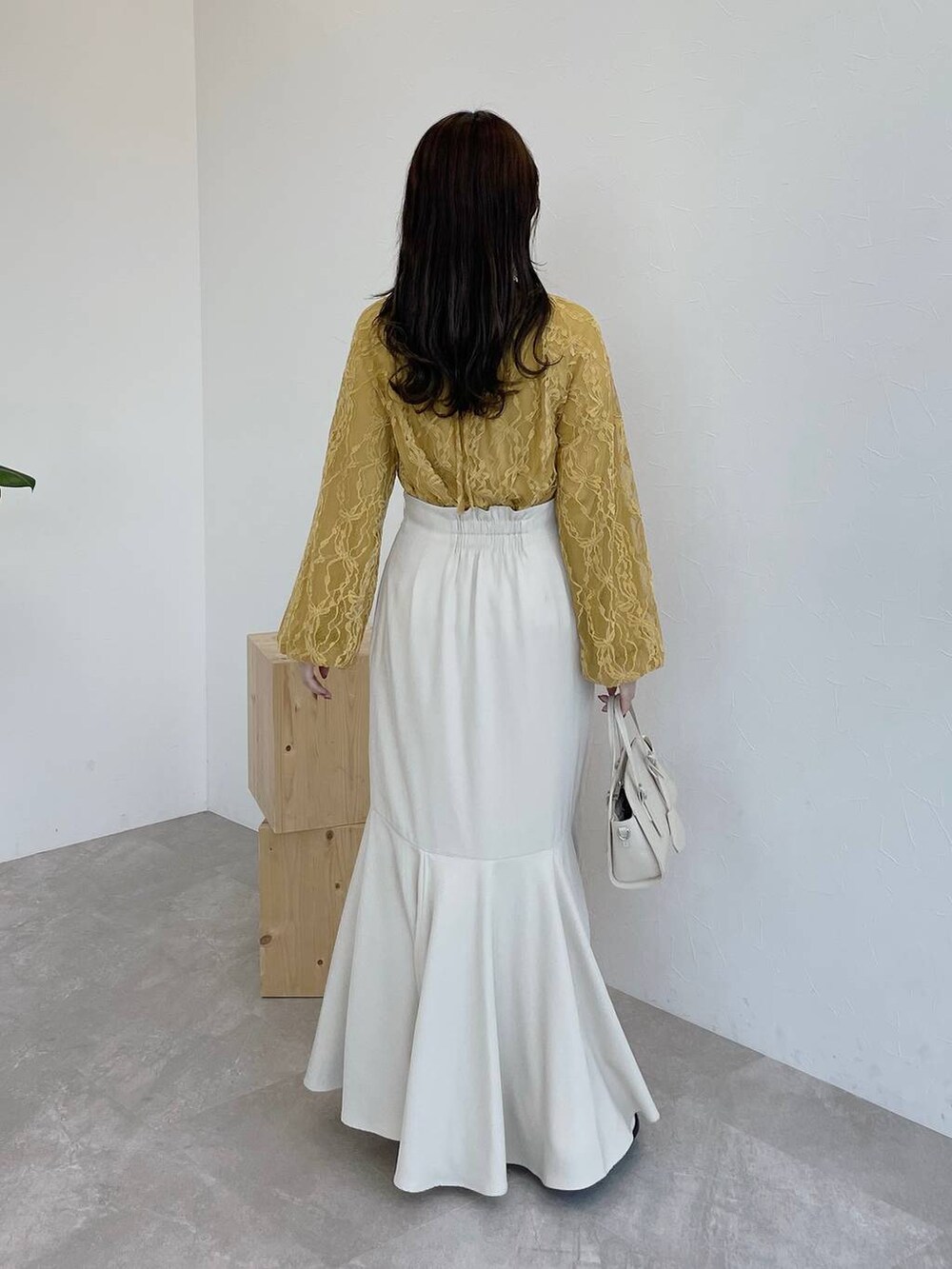 ホワイト系のボストンバッグ、ホワイト系のその他シューズ、イエロー系のシャツ/ブラウスを着用したレディースの夏コーディネートの2枚目の写真