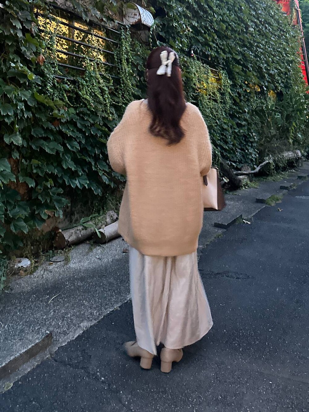 ホワイト系のシャツ/ブラウス、ベージュ系のカーディガン/ボレロ、ホワイト系のトートバッグを着用したレディースの秋コーディネートの2枚目の写真