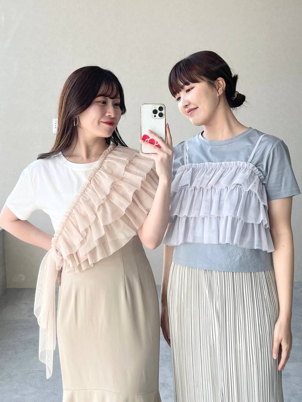 ブラウン系のショルダーバッグ、ホワイト系のサンダル、ホワイト系のTシャツ/カットソーを着用したレディースの夏コーディネートの3枚目の写真