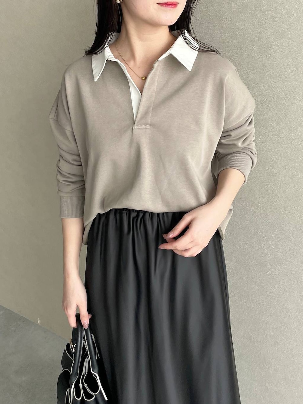 ブラック系のショルダーバッグ、ブラック系のバレエシューズ、ブラック系のスカートを着用したレディースの春コーディネートの3枚目の写真