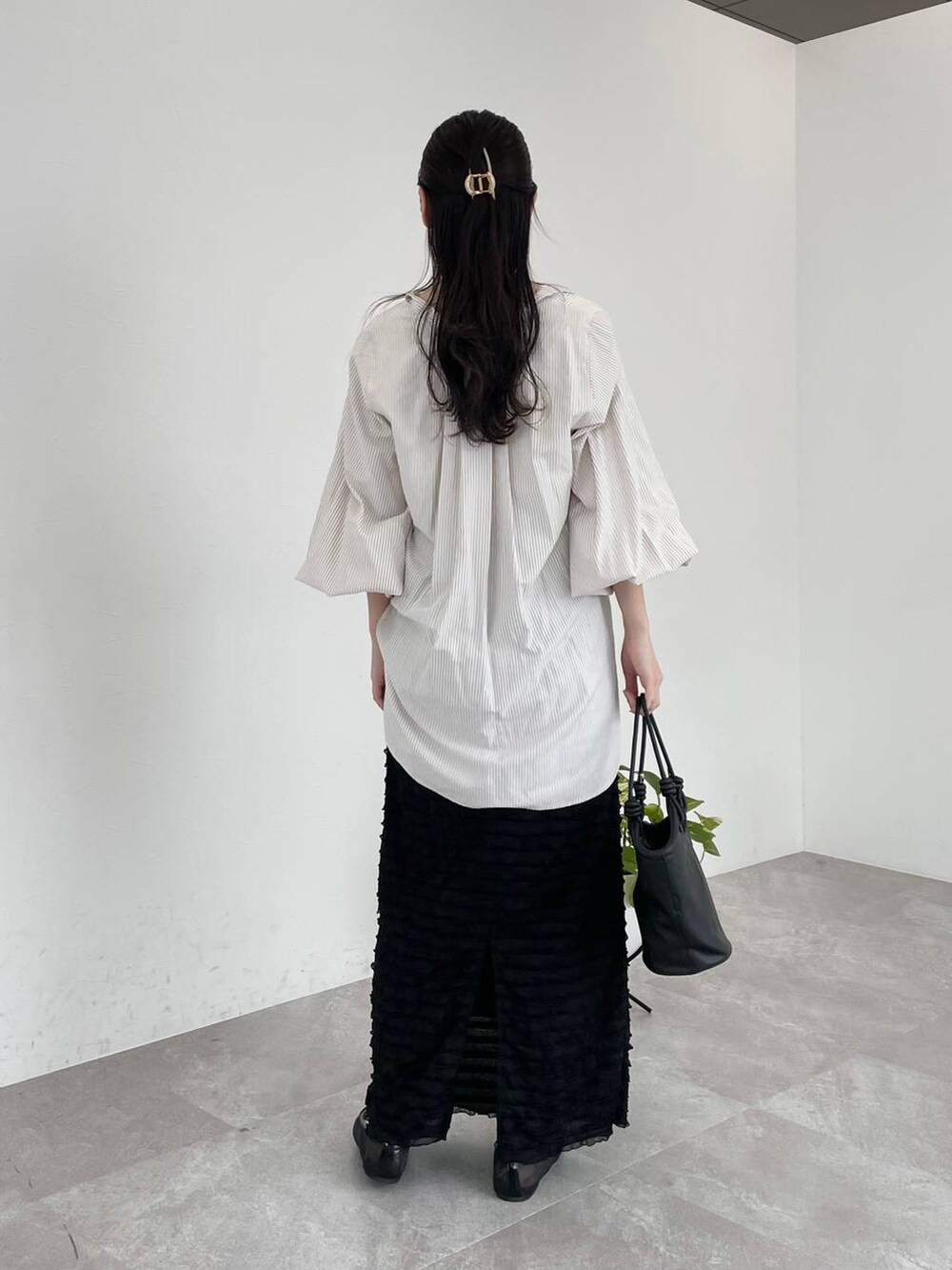 ブラック系のバレエシューズ、ベージュ系のシャツ/ブラウス、ブラック系のハンドバッグを着用したレディースの春コーディネートの2枚目の写真