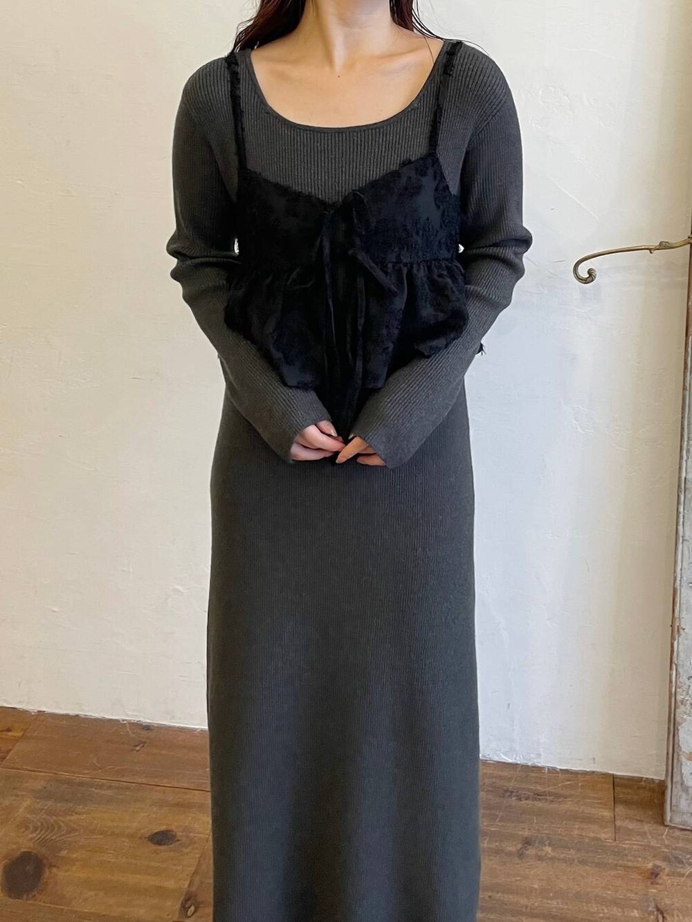 ブラック系のブルゾン、ホワイト系のブーツ、ブラック系のハンドバッグを着用したレディースの秋コーディネートの5枚目の写真