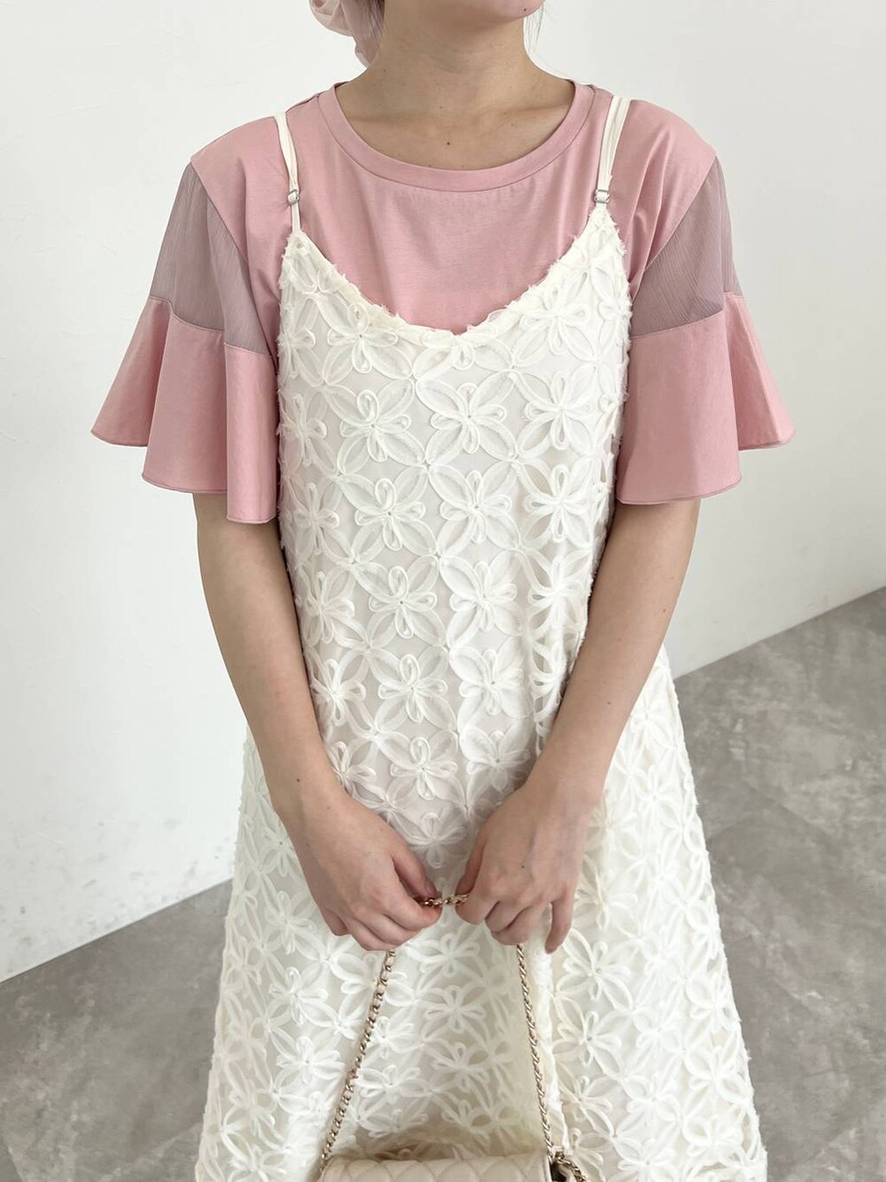 ピンク系のTシャツ/カットソー、ホワイト系のショルダーバッグ、ホワイト系のサンダルを着用したレディースの夏コーディネートの3枚目の写真