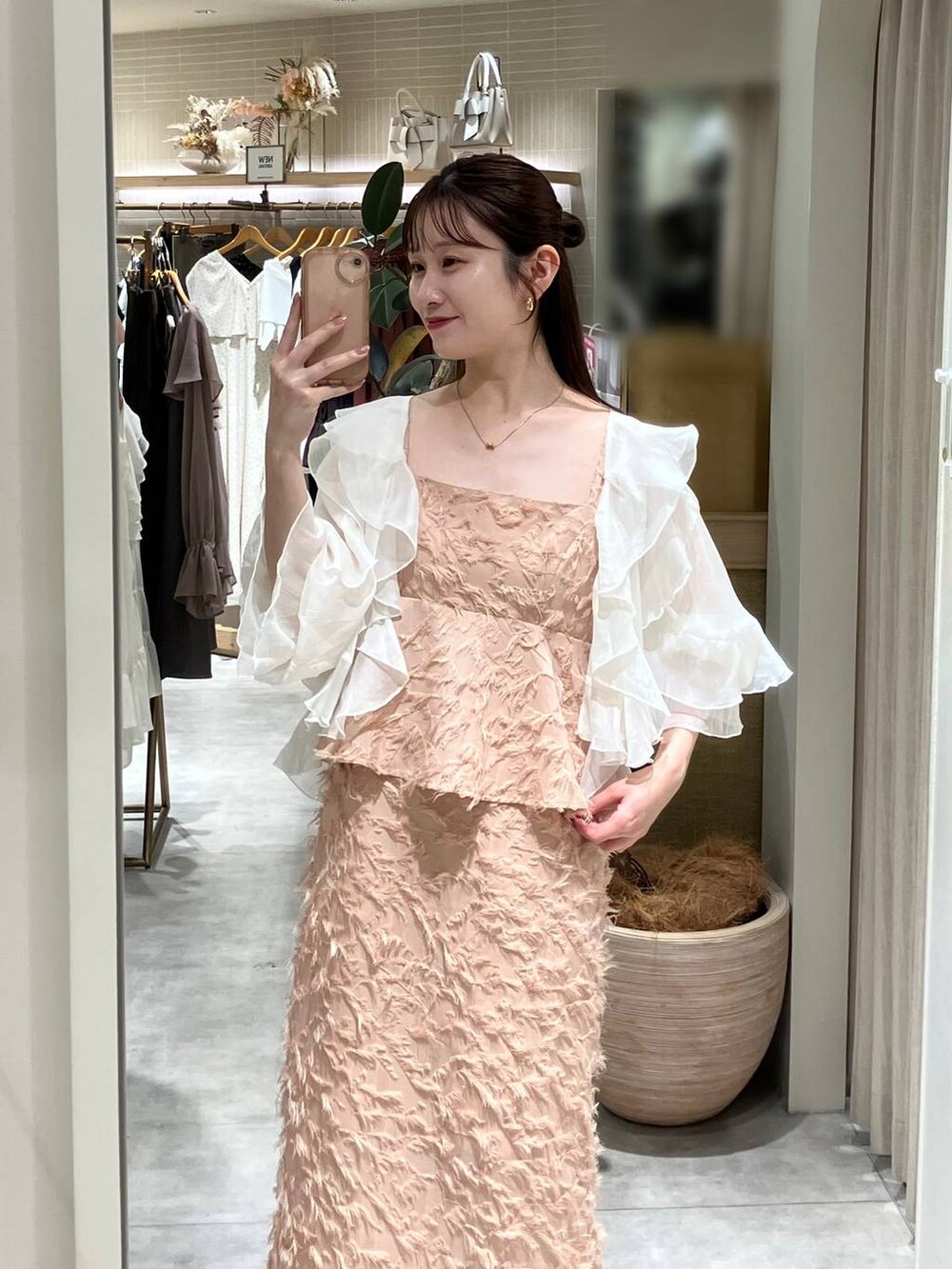 ホワイト系のシャツ/ブラウス、ピンク系のワンピース、ブラック系のパンプスを着用したレディースの夏コーディネートの2枚目の写真