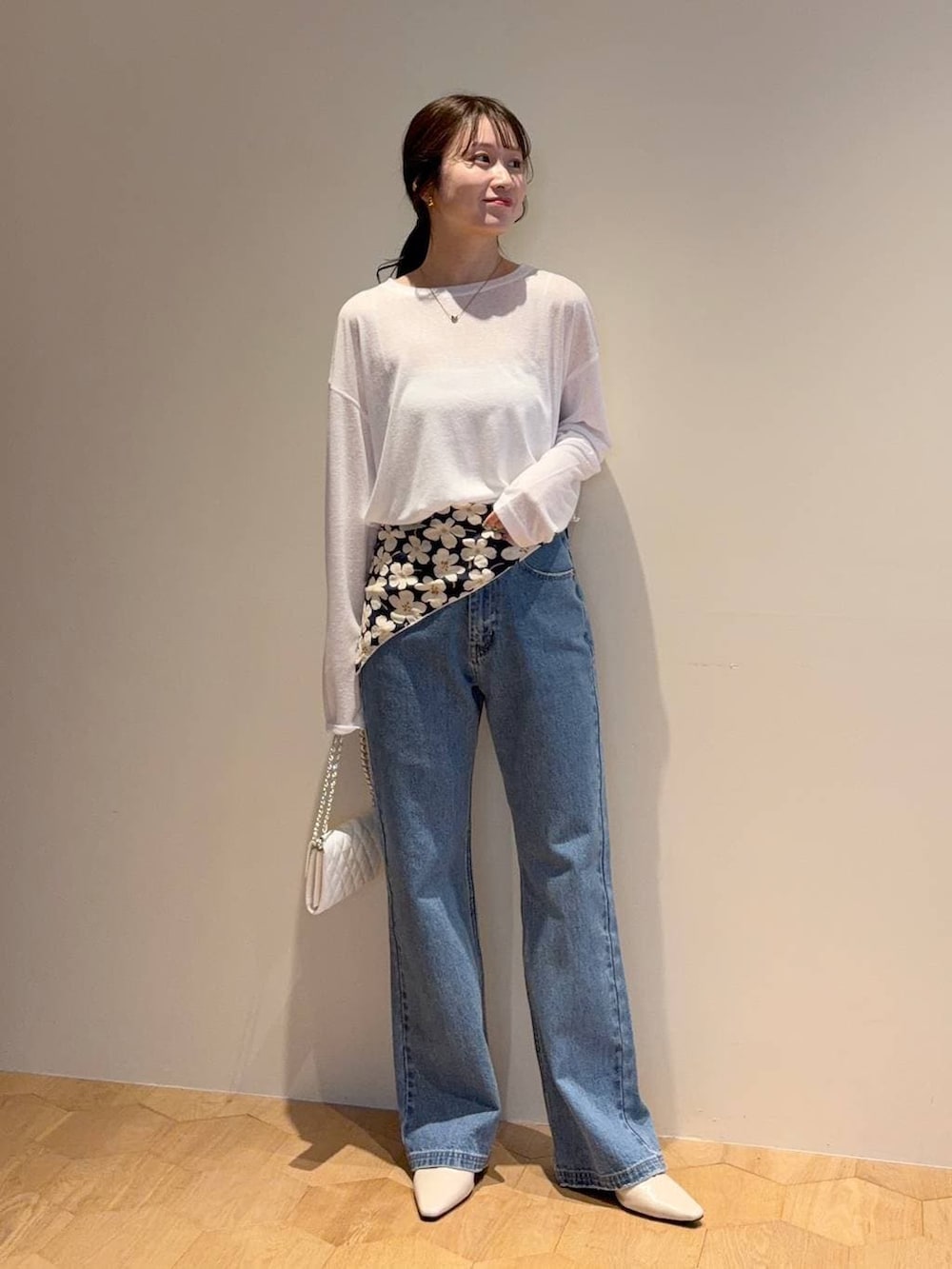 ホワイト系のTシャツ/カットソー、ブルー系のデニムパンツ、ホワイト系のサンダルを着用したレディースの春コーディネートの3枚目の写真