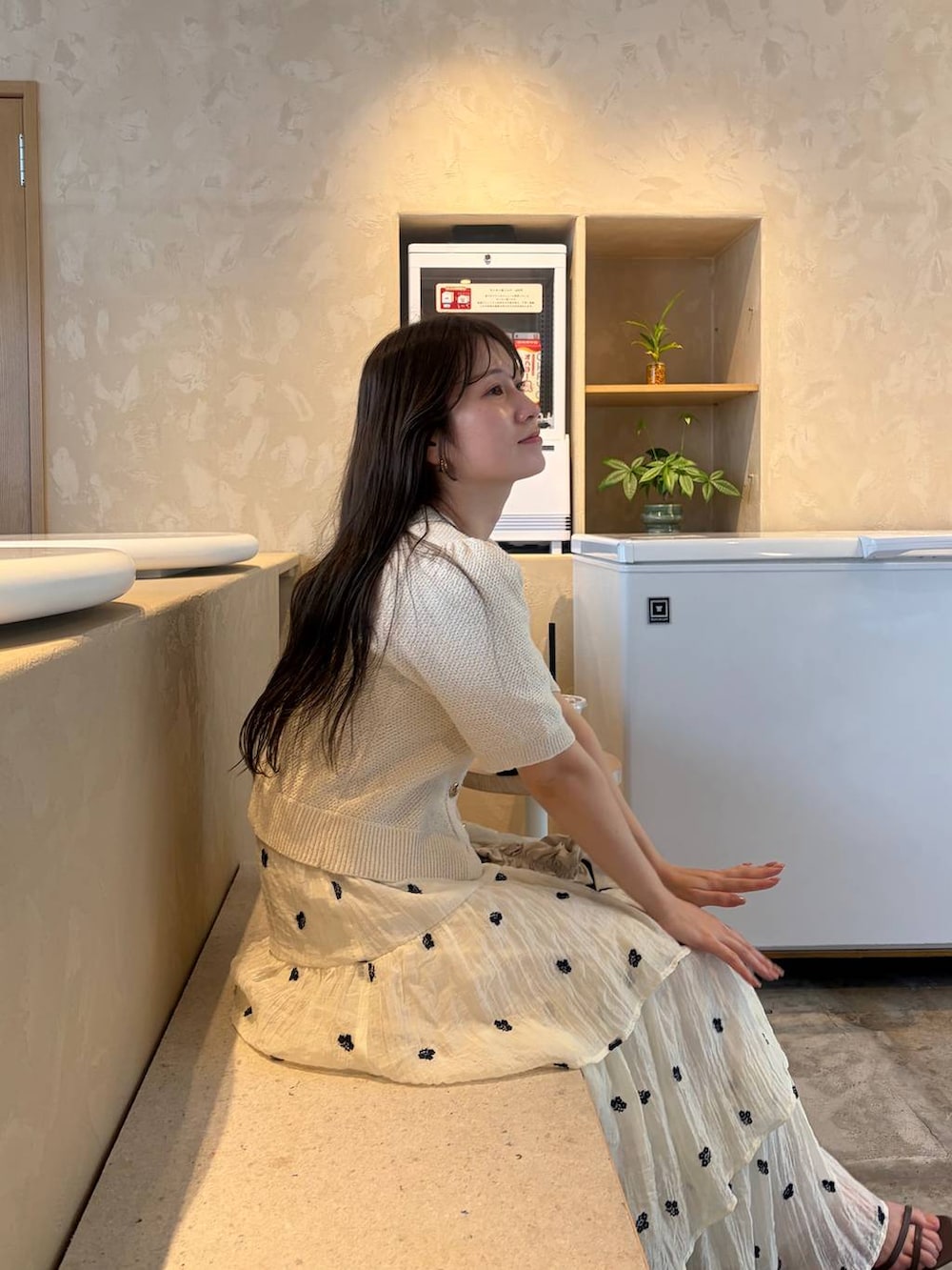 ホワイト系のカーディガン/ボレロ、ホワイト系のスカートを着用したレディースの夏コーディネートの3枚目の写真