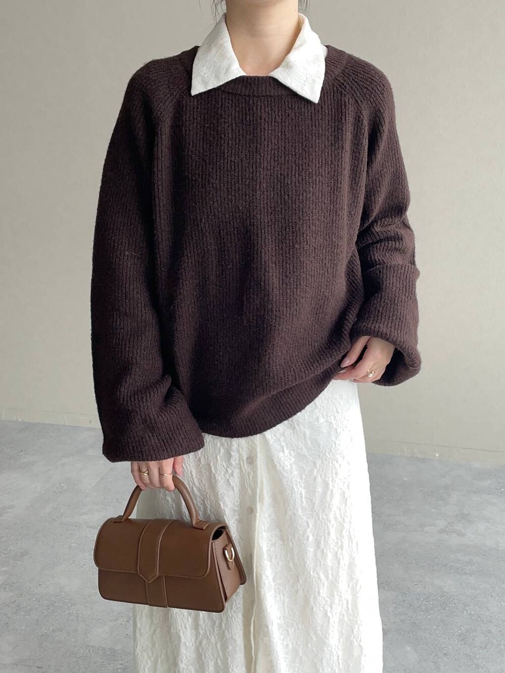 ブラウン系のニット/セーター、ホワイト系のワンピース、ブラウン系のブーツを着用したレディースの秋コーディネートの4枚目の写真