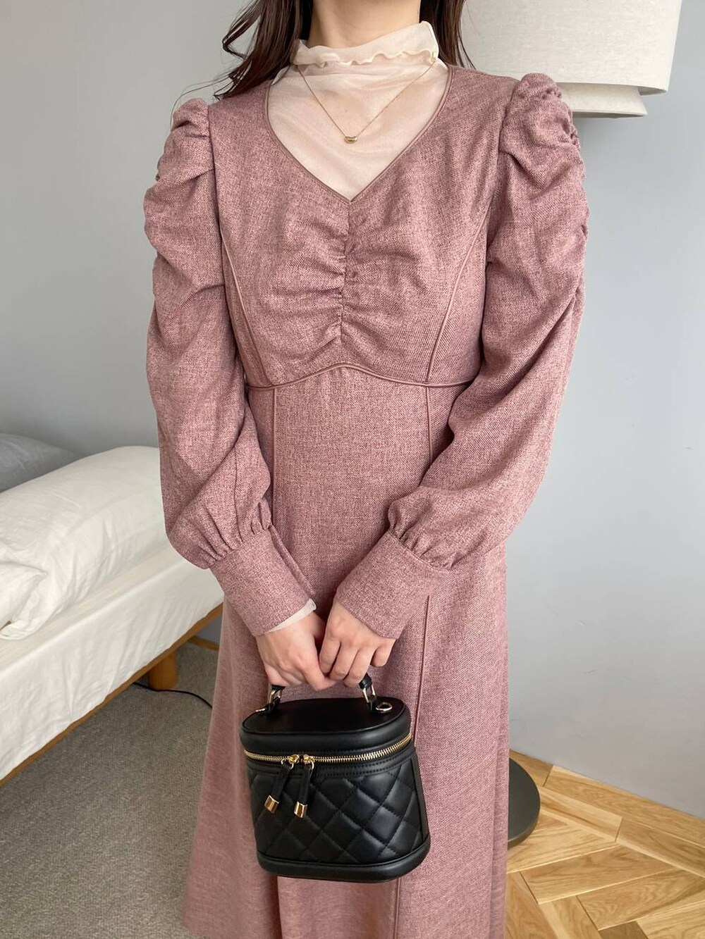 ブラック系のその他シューズ、ホワイト系のTシャツ/カットソー、ブラック系のショルダーバッグを着用したレディースの秋コーディネートの3枚目の写真