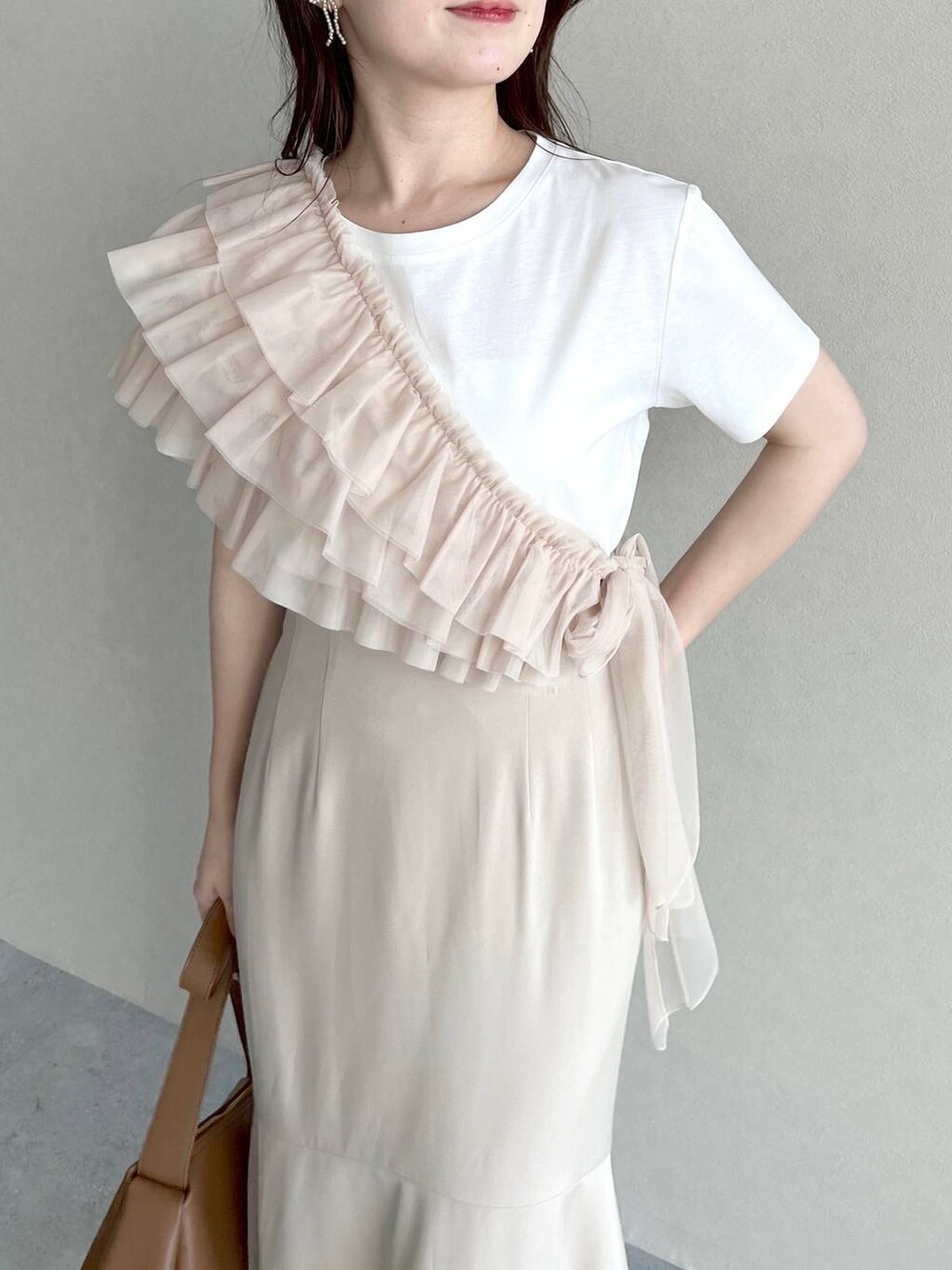 ブラウン系のショルダーバッグ、ホワイト系のサンダル、ホワイト系のTシャツ/カットソーを着用したレディースの夏コーディネートの4枚目の写真