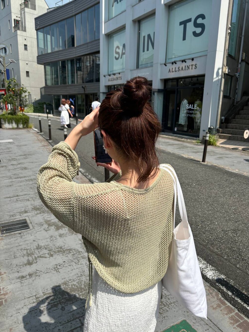 ホワイト系のスカート、グリーン系のニット/セーターを着用したレディースの夏コーディネートの4枚目の写真