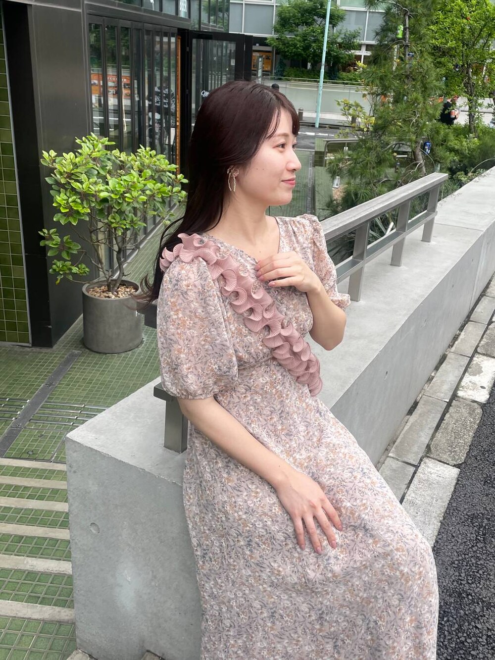 ベージュ系のサンダル、ピンク系のワンピース、ピンク系のスマホグッズを着用したレディースの夏コーディネートの4枚目の写真