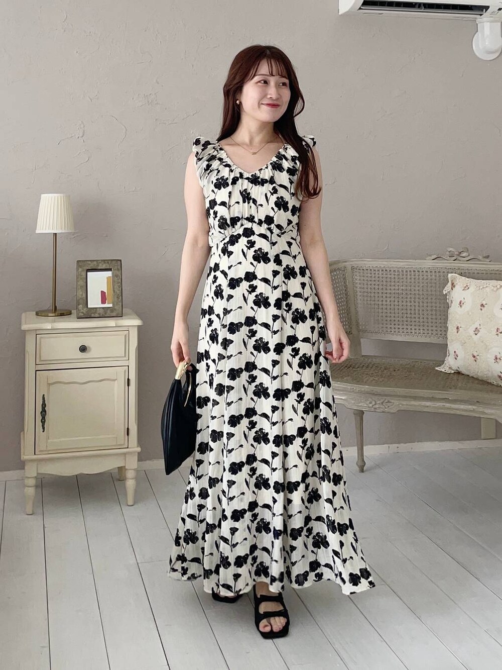 ブラウン系のテーラードジャケット、ブラック系のサンダル、ホワイト系のワンピースを着用したレディースの夏コーディネートの3枚目の写真