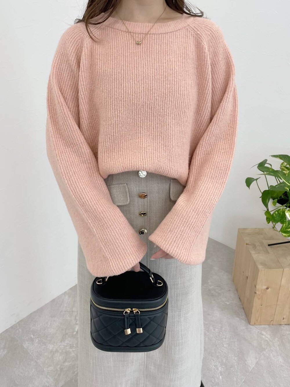 ブラック系のローファー、ピンク系のニット/セーター、ブラック系のショルダーバッグを着用したレディースの冬コーディネートの3枚目の写真