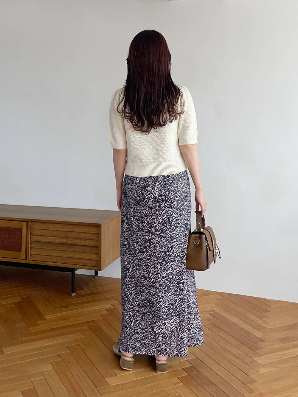 ブラウン系のサンダル、ブラック系のスカート、ブラウン系のショルダーバッグを着用したレディースの夏コーディネートの2枚目の写真