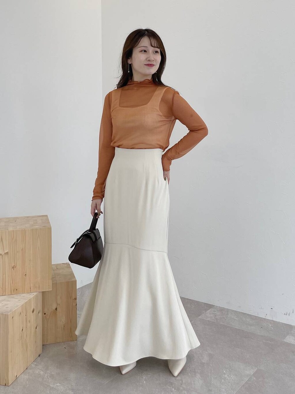 ブラウン系のハンドバッグ、ホワイト系のシャツ/ブラウス、ホワイト系のスカートを着用したレディースの夏コーディネートの5枚目の写真