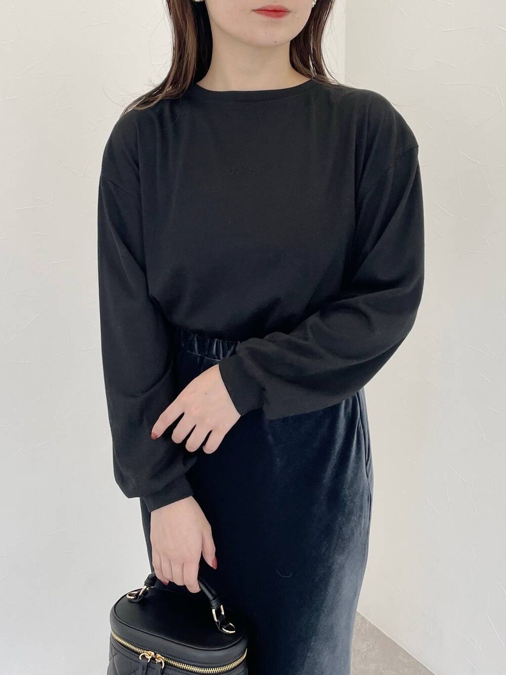 ブラック系のブーツ、ブラック系のショルダーバッグ、ベージュ系のカーディガン/ボレロを着用したレディースの秋コーディネートの6枚目の写真