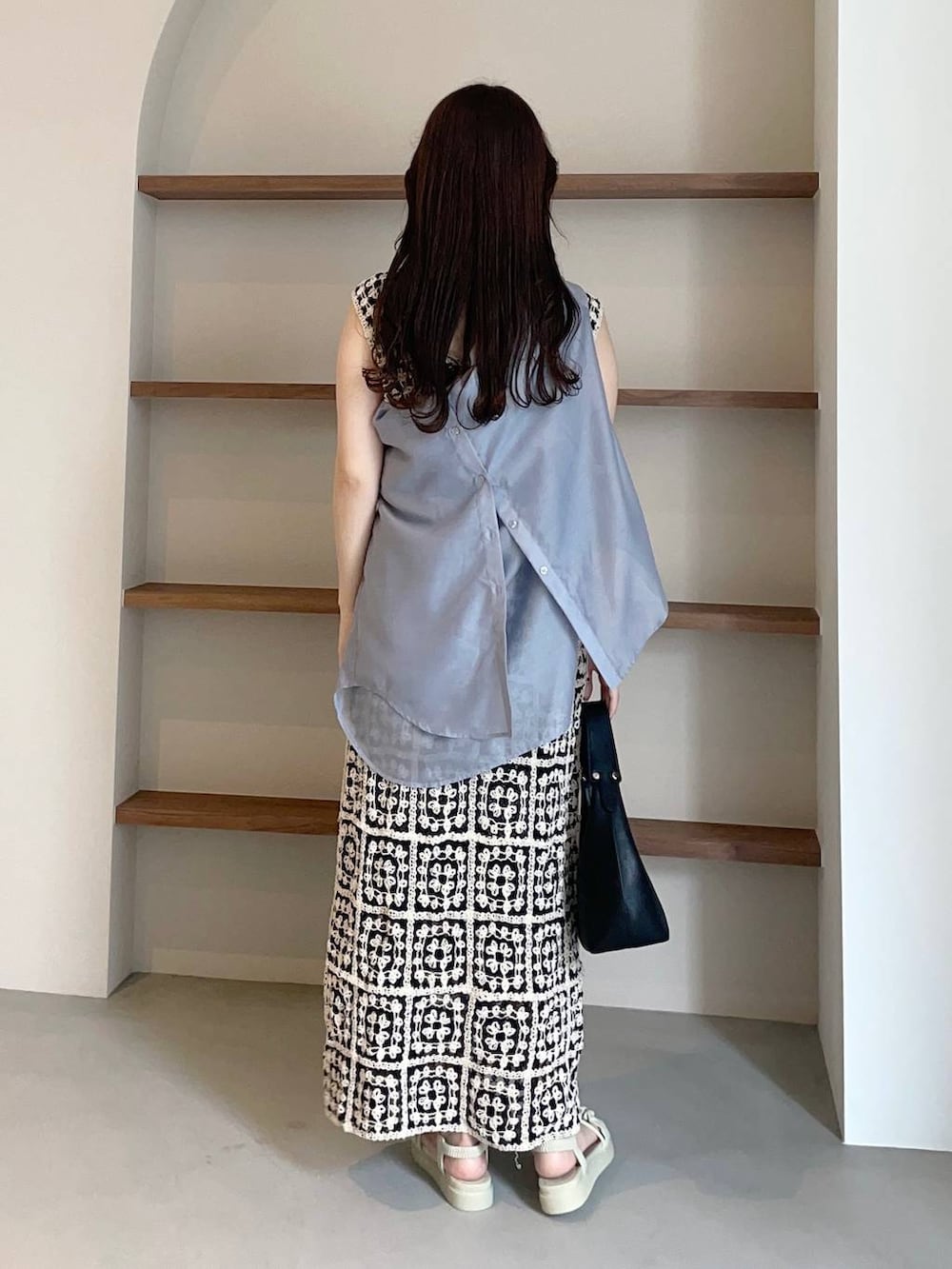 ブラック系のショルダーバッグ、その他のワンピース、ブルー系のシャツ/ブラウスを着用したレディースの夏コーディネートの2枚目の写真