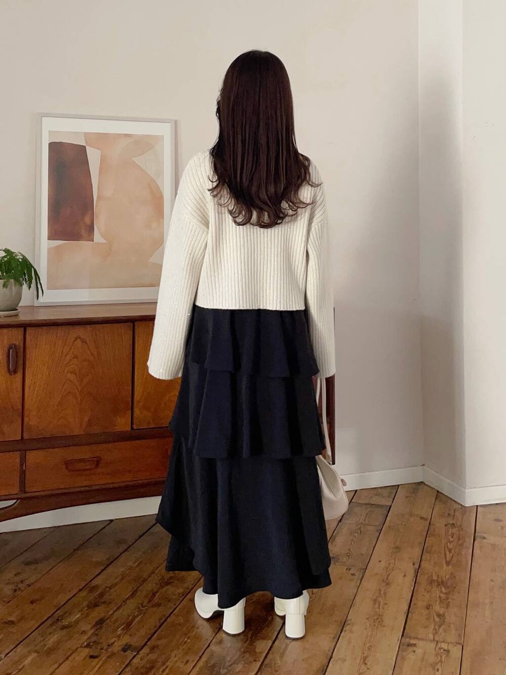 ホワイト系のブーツ、ブラック系のスカート、ブラウン系のブルゾンを着用したレディースの冬コーディネートの4枚目の写真