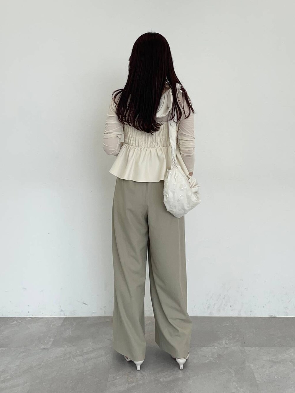 ホワイト系のショルダーバッグ、ホワイト系のスカート、ホワイト系のサンダルを着用したレディースの夏コーディネートの2枚目の写真