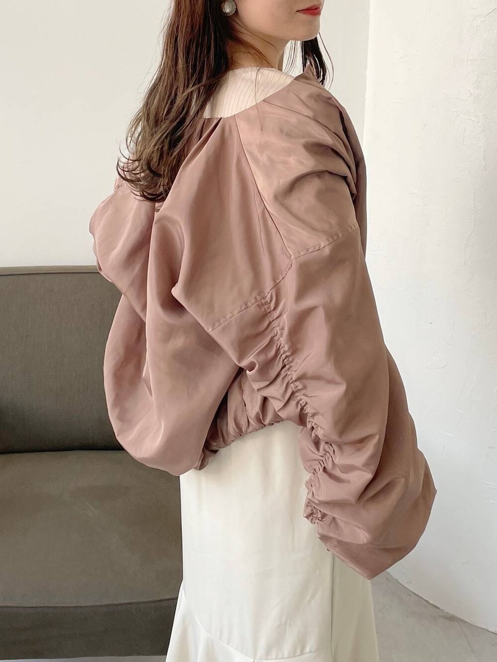 ホワイト系のハンドバッグ、ホワイト系のブーツ、ホワイト系のスカートを着用したレディースの秋コーディネートの4枚目の写真