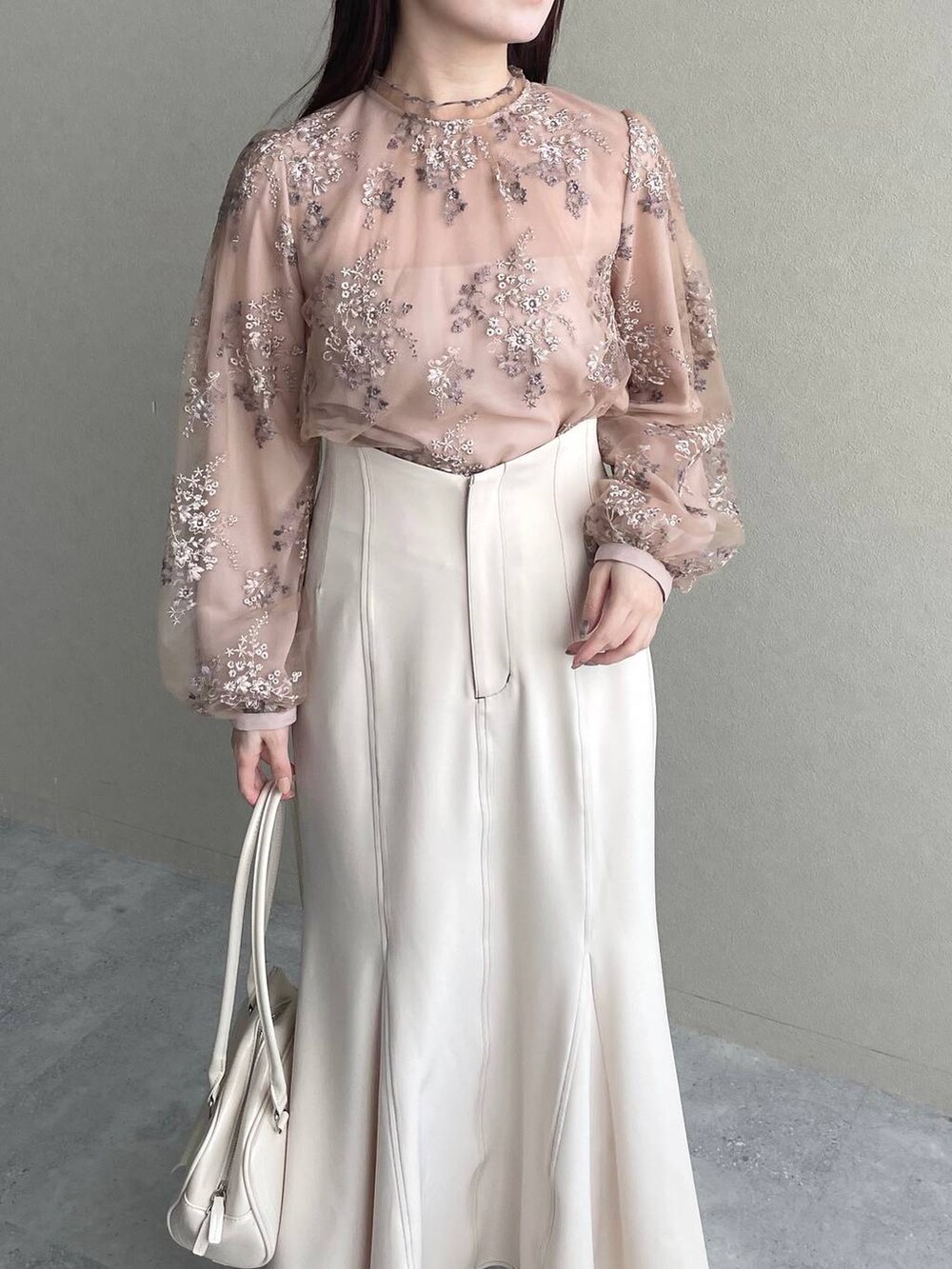 ピンク系のシャツ/ブラウス、ホワイト系のブーツ、ホワイト系のハンドバッグを着用したレディースの冬コーディネートの3枚目の写真