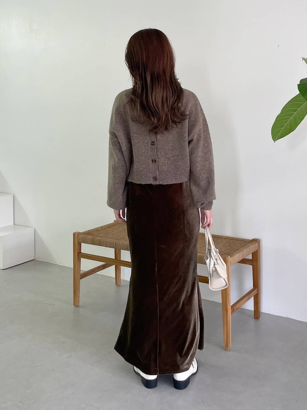 ホワイト系のブルゾン、ホワイト系のボストンバッグ、ホワイト系のその他シューズを着用したレディースの秋コーディネートの6枚目の写真