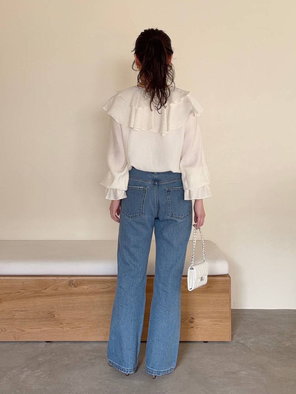 ブルー系のデニムパンツ、ホワイト系のシャツ/ブラウス、イエロー系のノーカラージャケットを着用したレディースの冬コーディネートの5枚目の写真