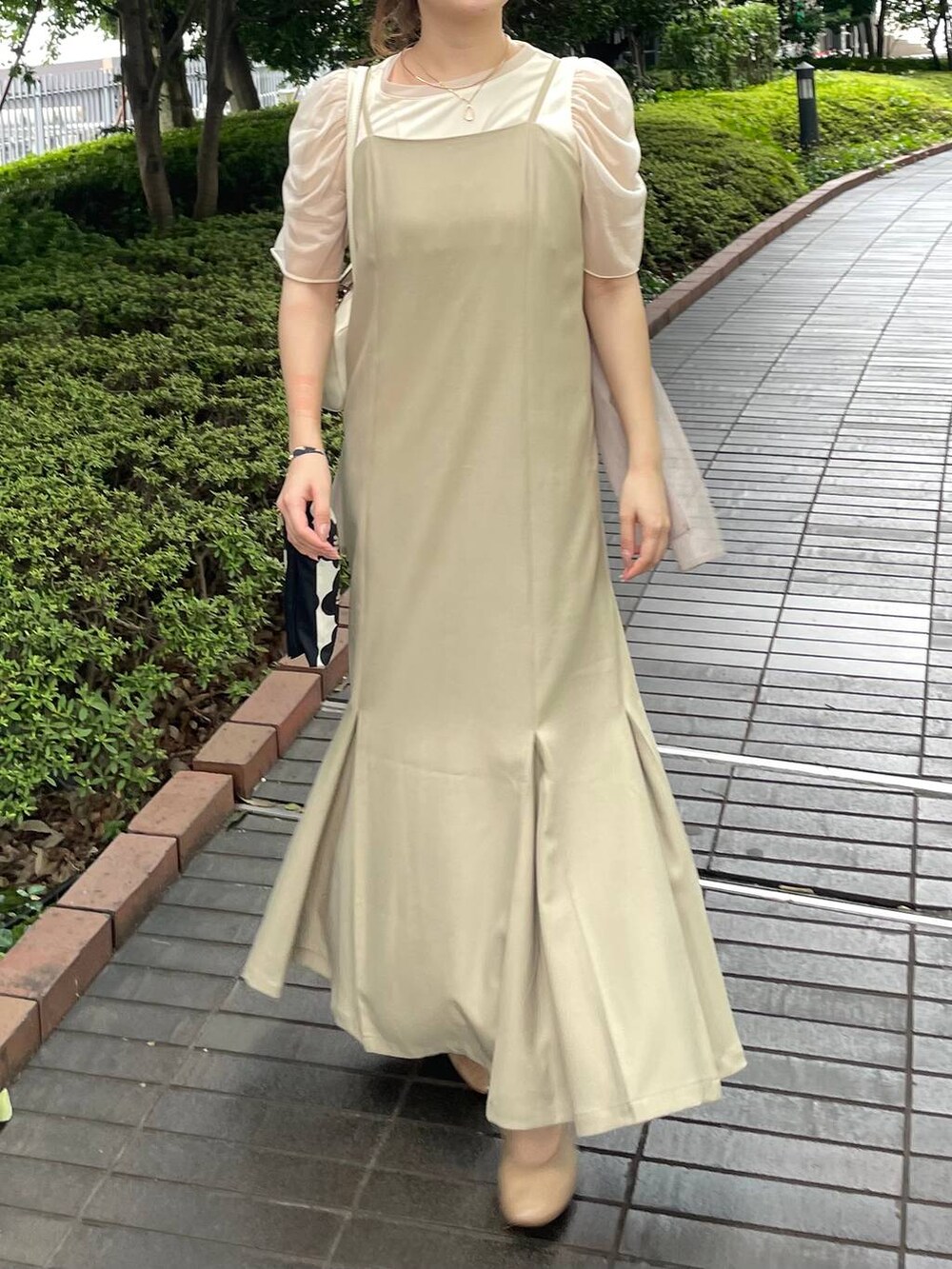 ホワイト系のTシャツ/カットソー、ベージュ系のワンピース、ベージュ系のネックレスを着用したレディースの夏コーディネートの4枚目の写真