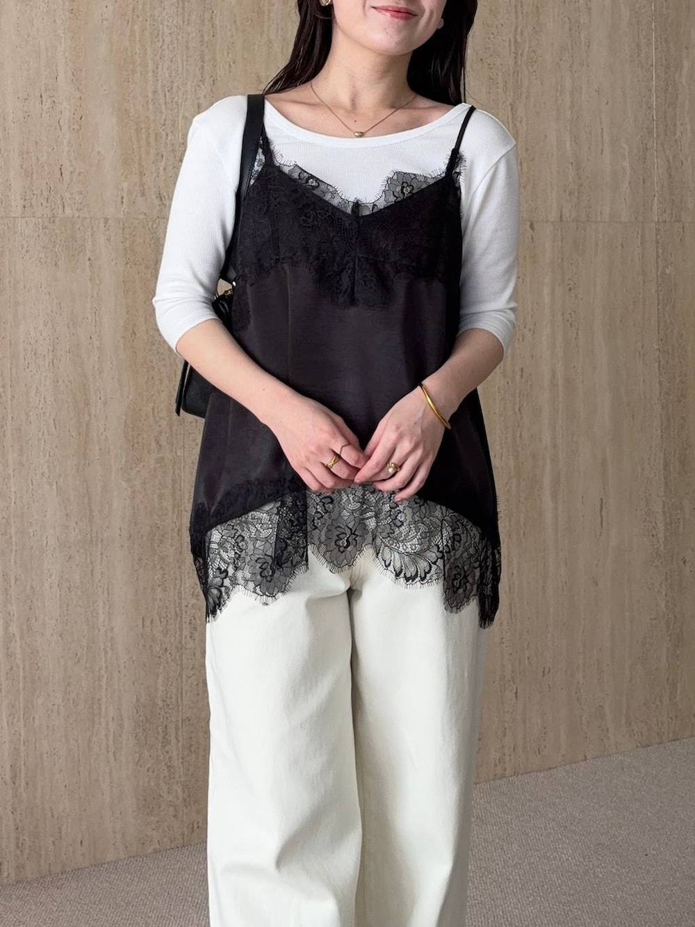 ブラック系のサンダル、ブラック系のキャミソール、ブラック系のショルダーバッグを着用したレディースの春コーディネートの3枚目の写真