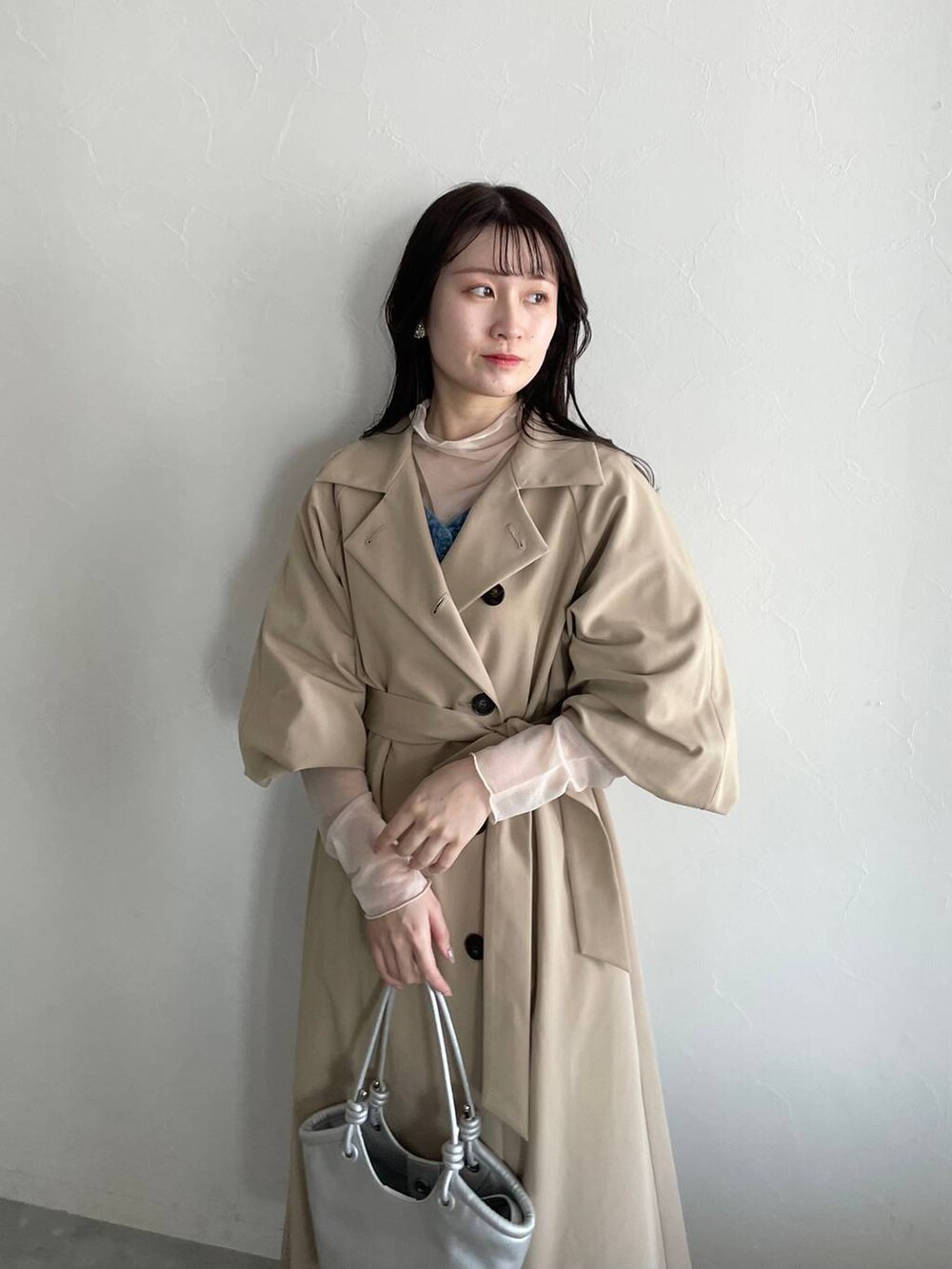 ブラック系のバレエシューズ、ホワイト系のTシャツ/カットソー、ブルー系のワンピースを着用したレディースの春コーディネートの4枚目の写真