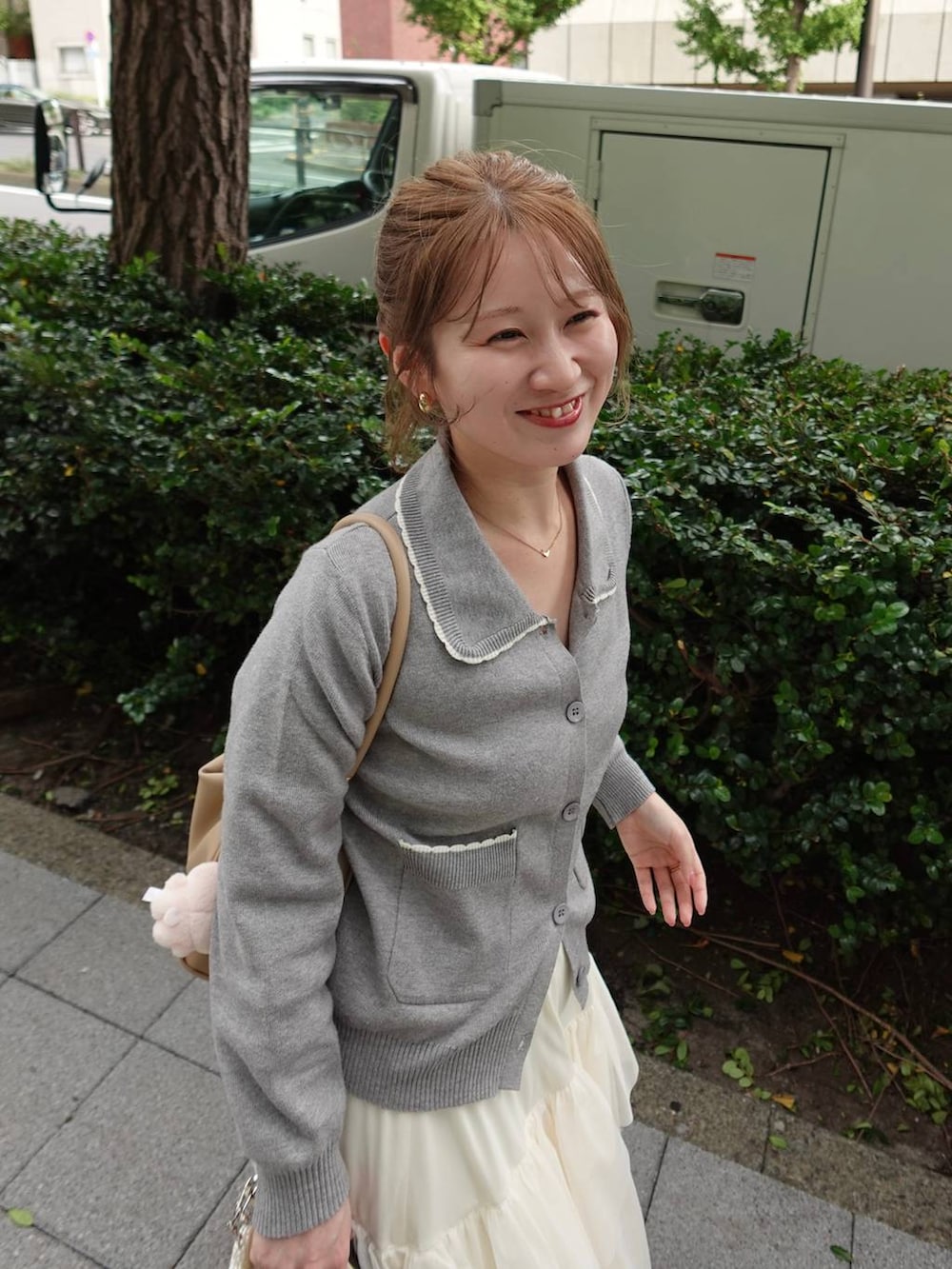 グレー系のニット/セーターを着用したレディースの秋コーディネートの2枚目の写真