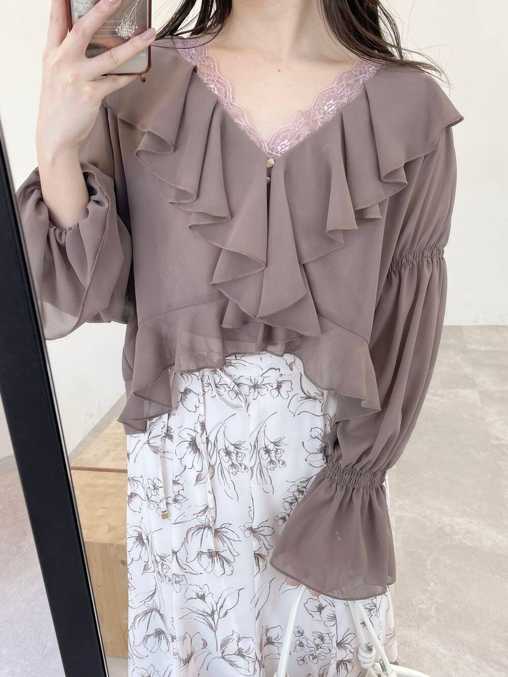 ピンク系のタンクトップ、ブラウン系のシャツ/ブラウス、ベージュ系のパンプスを着用したレディースの冬コーディネートの6枚目の写真