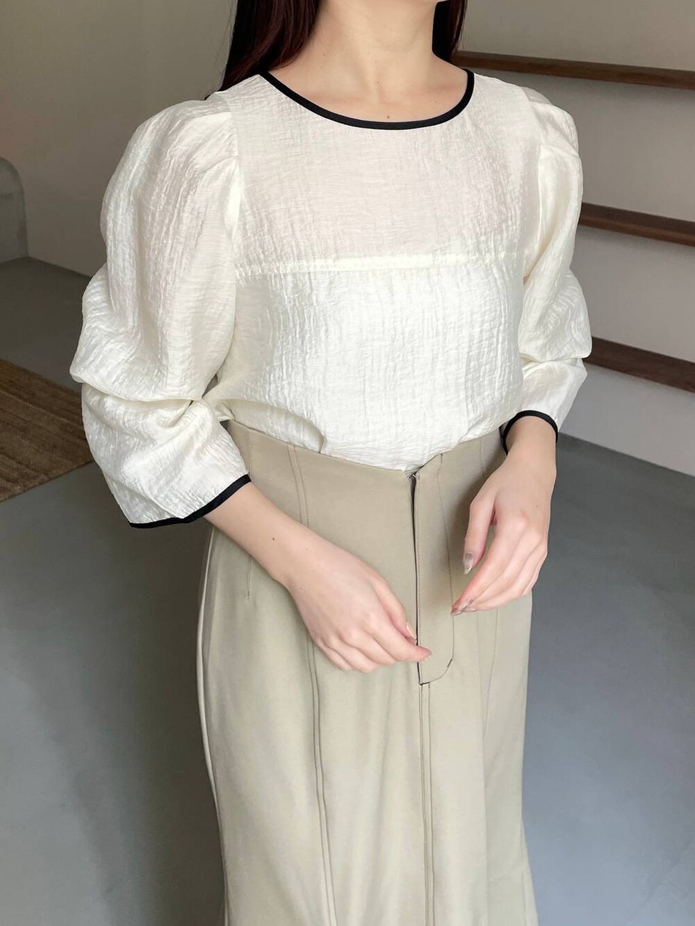 ブラック系のショルダーバッグ、ホワイト系のシャツ/ブラウス、ブラック系のパンプスを着用したレディースの春コーディネートの3枚目の写真