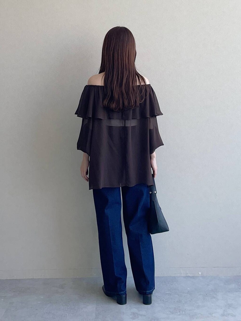 ブラック系のショルダーバッグ、ブラウン系のシャツ/ブラウス、ブルー系のデニムパンツを着用したレディースの夏コーディネートの2枚目の写真