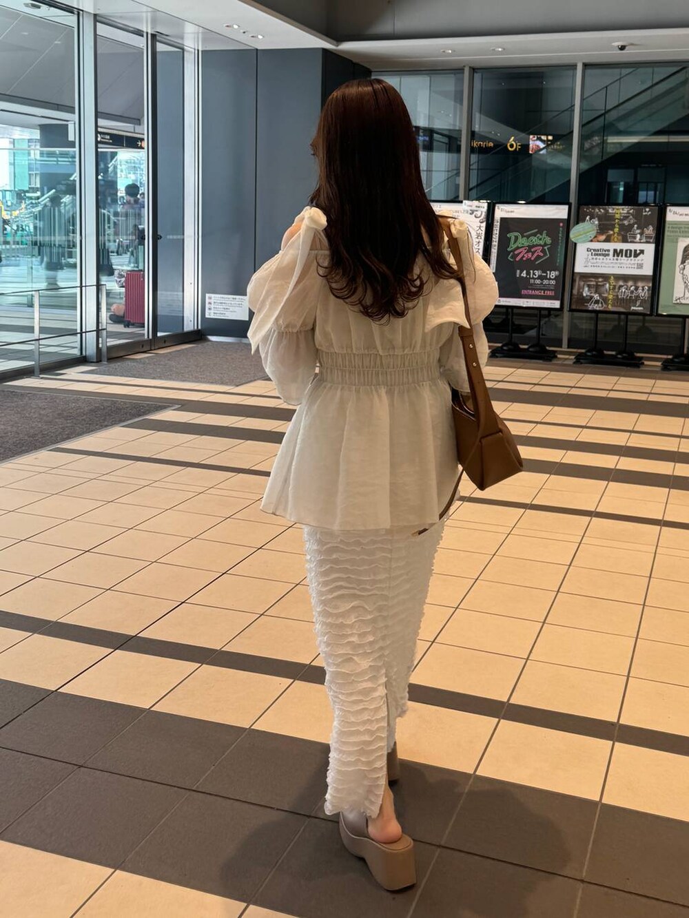 ベージュ系のサンダル、ホワイト系のスカート、ブラウン系のショルダーバッグを着用したレディースの春コーディネートの7枚目の写真