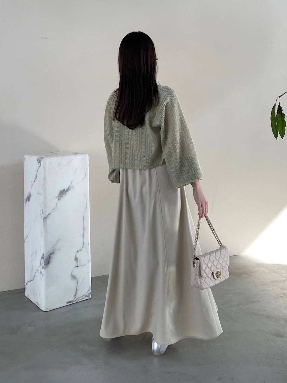 ホワイト系のワンピース、ホワイト系のショルダーバッグ、グリーン系のTシャツ/カットソーを着用したレディースの春コーディネートの2枚目の写真