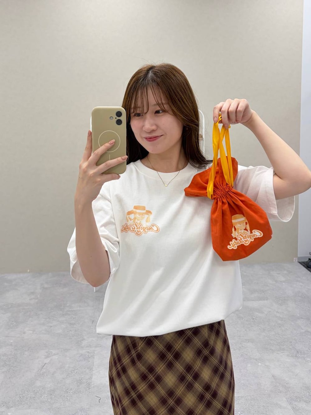 ホワイト系のTシャツ/カットソー、レッド系のスカート、ホワイト系のポーチを着用したレディースの夏コーディネートの3枚目の写真