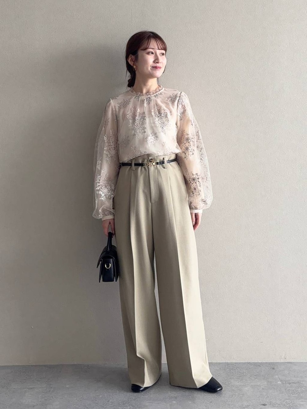 ブラック系のローファー、ブラック系のショルダーバッグ、ベージュ系のテーラードジャケットを着用したレディースの冬コーディネートの3枚目の写真