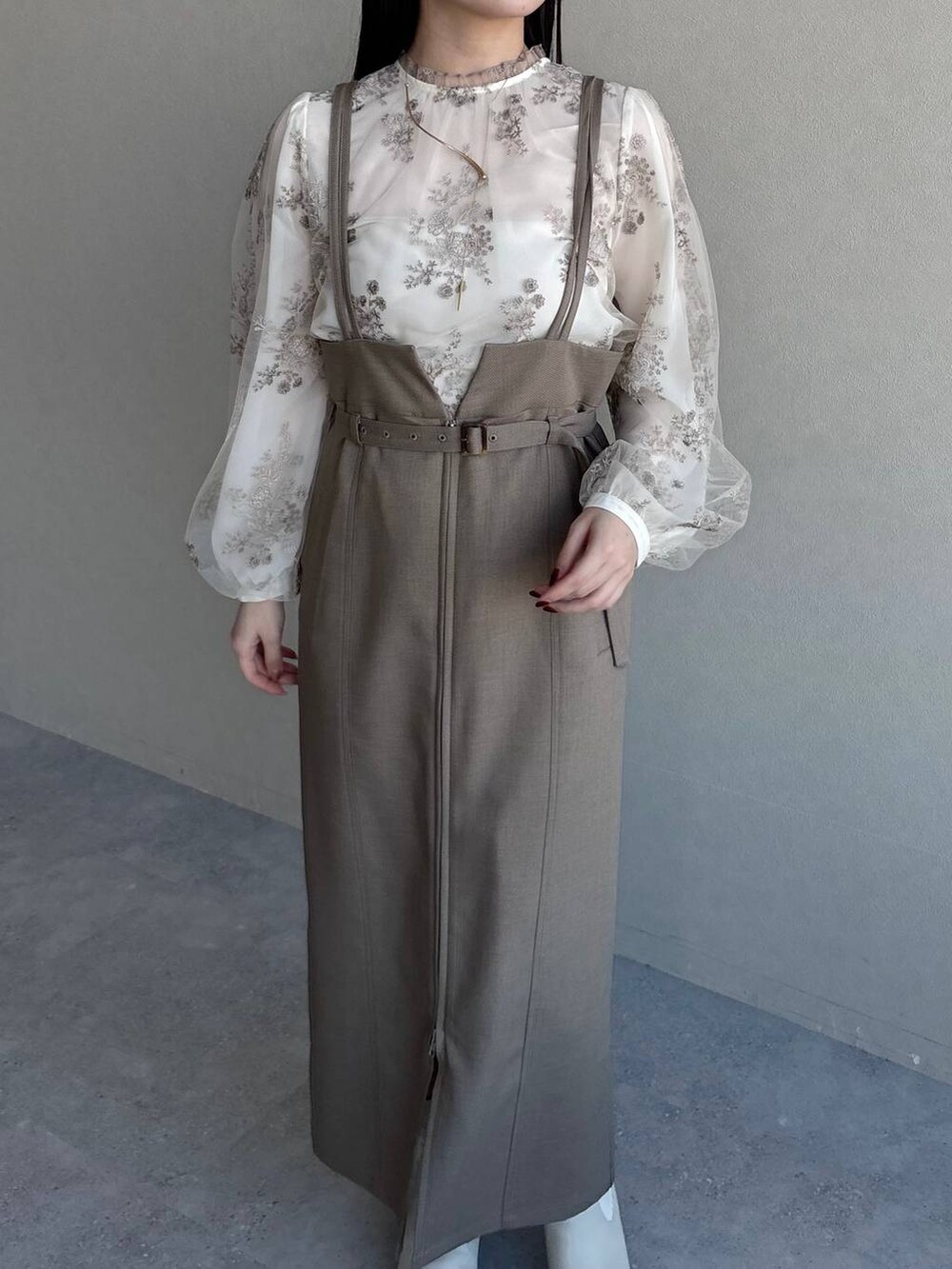 ホワイト系のシャツ/ブラウス、ホワイト系のブーツ、ブラウン系のハンドバッグを着用したレディースの春コーディネートの3枚目の写真