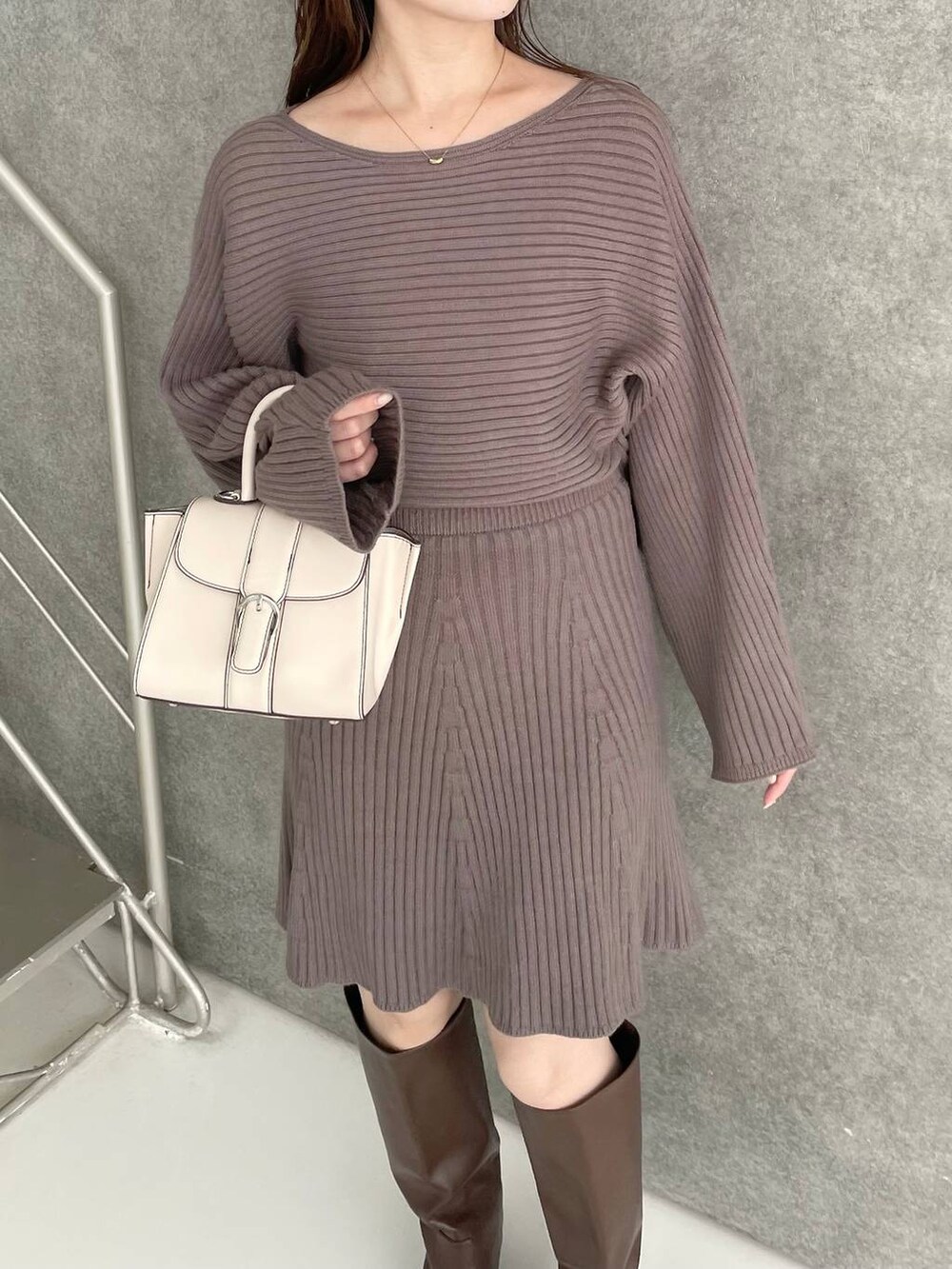 ホワイト系のハンドバッグ、ブラウン系のブーツ、ブラウン系のワンピースを着用したレディースの秋コーディネートの3枚目の写真