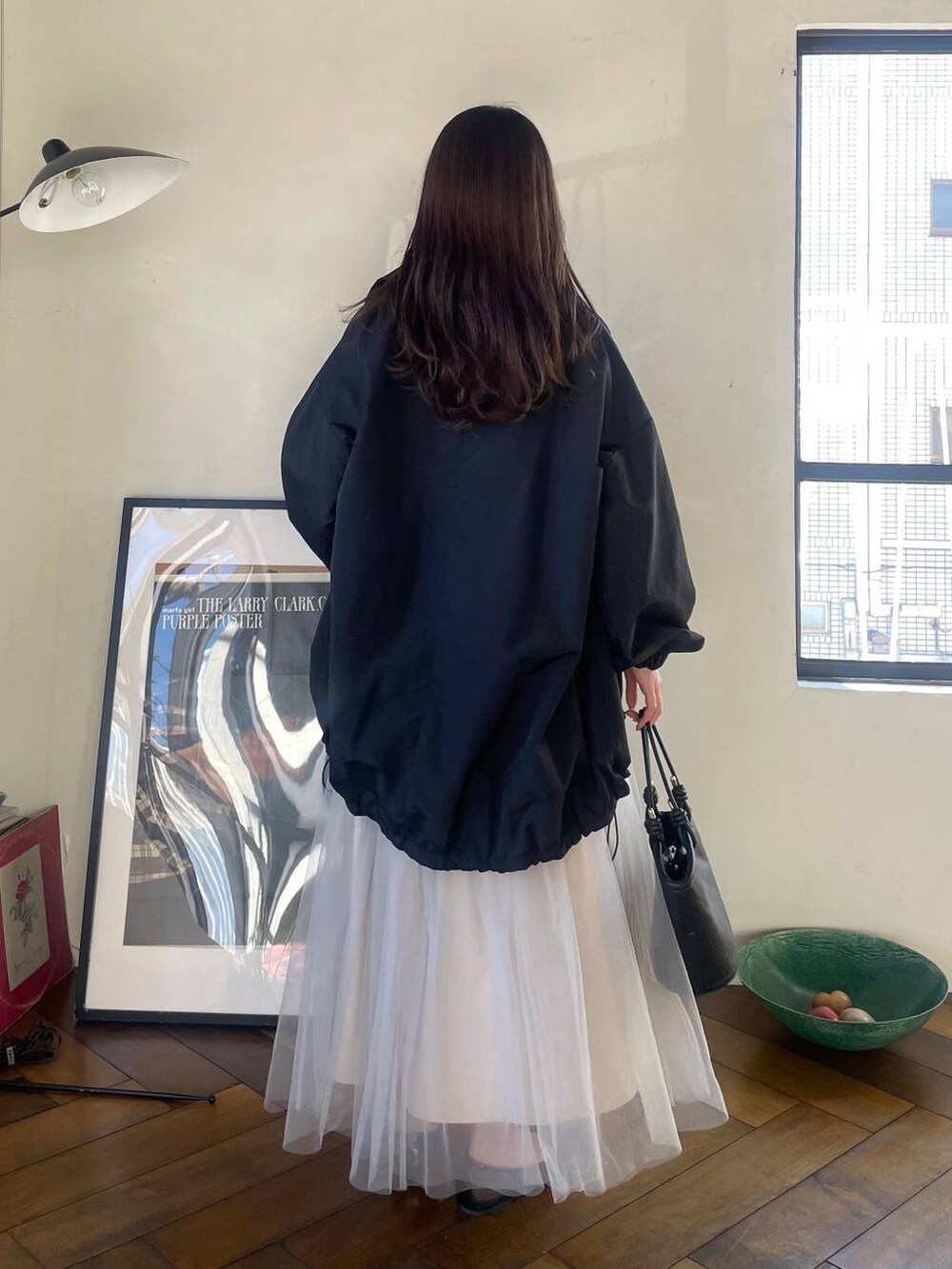 ブラック系のバレエシューズ、グレー系のニット/セーター、ブラック系のブルゾンを着用したレディースの春コーディネートの2枚目の写真